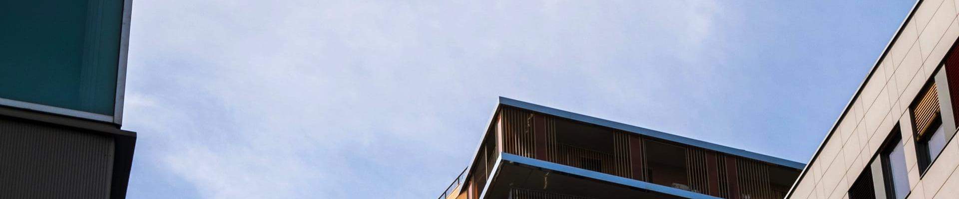 Zwei moderne Hochhäuser von unten fotografiert