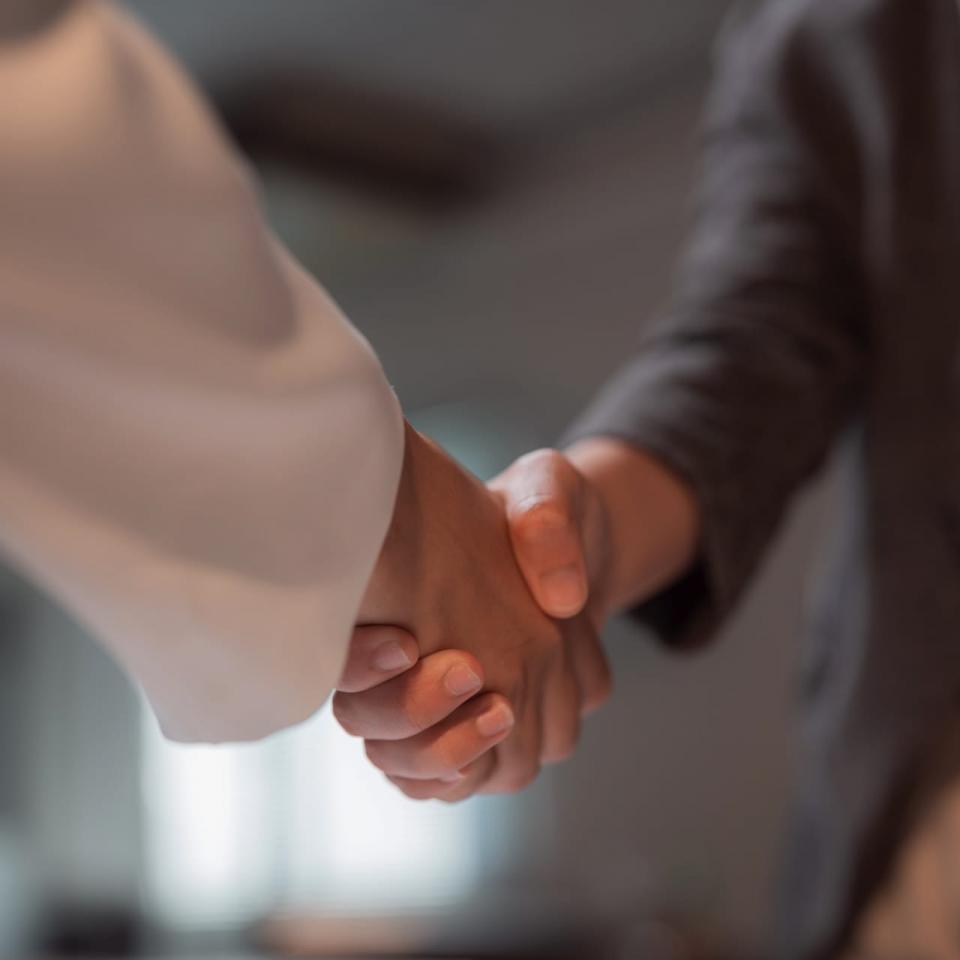 Handschütteln von zwei Personen in Businesskleidung