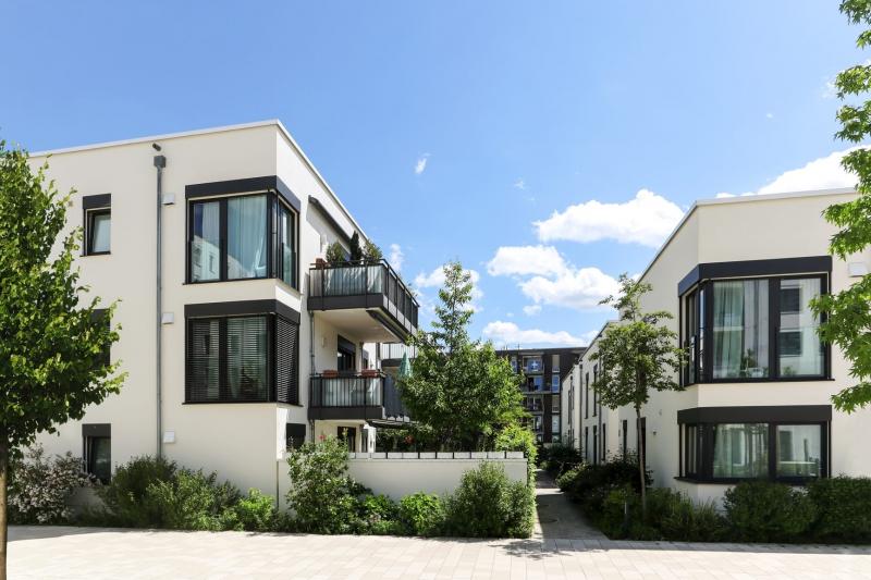 Moderne zweistöckige Mehrfamilienwohnhäuser mi gepflegter Grünanlage